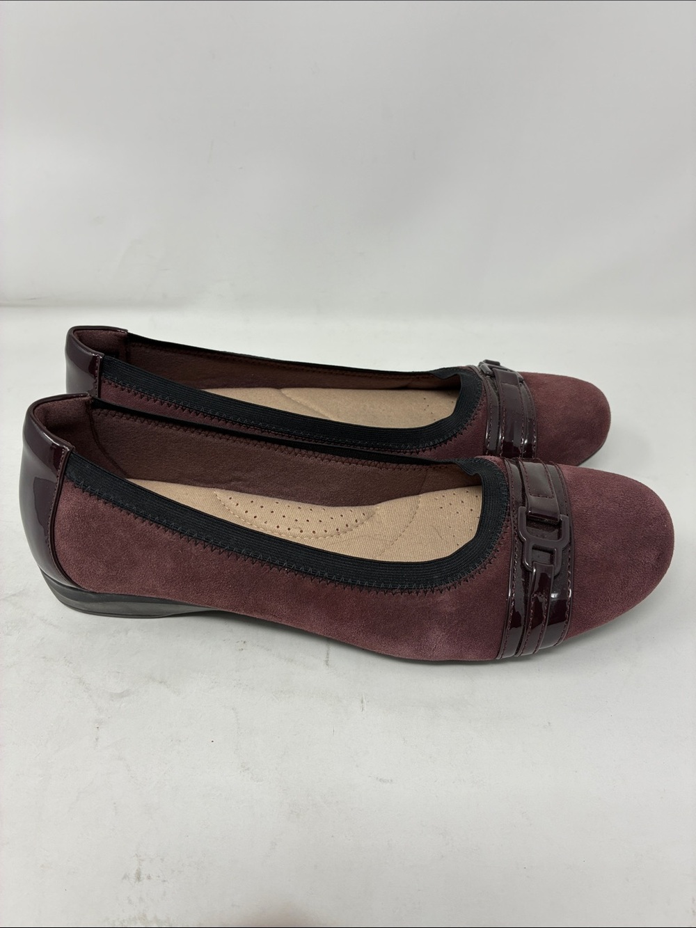 Clarks Collection Soft Cushion Women's Suede Burgundy Slip-On Shoes Size 7M